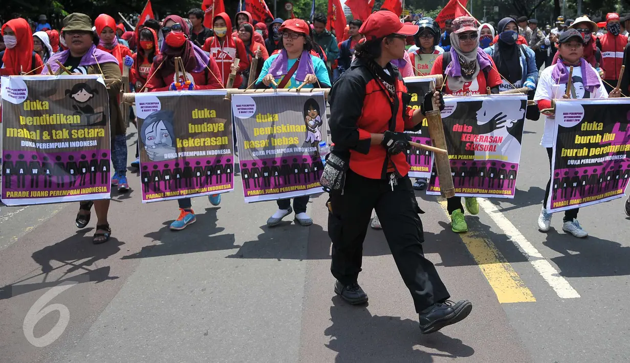 Massa perempuan dari beberapa elemen melakukan long march menuju Istana Presiden, Jakarta, Selasa (8/3). Aksi memperingati Hari Perempuan Internasional ini menuntut pemerintah menegakkan keadilan terhadap perempuan Indonesia. (Liputan6.com/Gempur M Surya)
