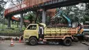 Pekerja menyelesaikan pembangunan Tebet Eco Garden di Jakarta Selatan, Kamis (3/3/2022). Pembangunan Tebet Eco Garden masuk proses finishing dan akan memiliki fasilitas jembatan penghubung, area bermain anak, community garden, thematic garden, dan sarana olahraga. (merdeka.com/Iqbal S. Nugroho)
