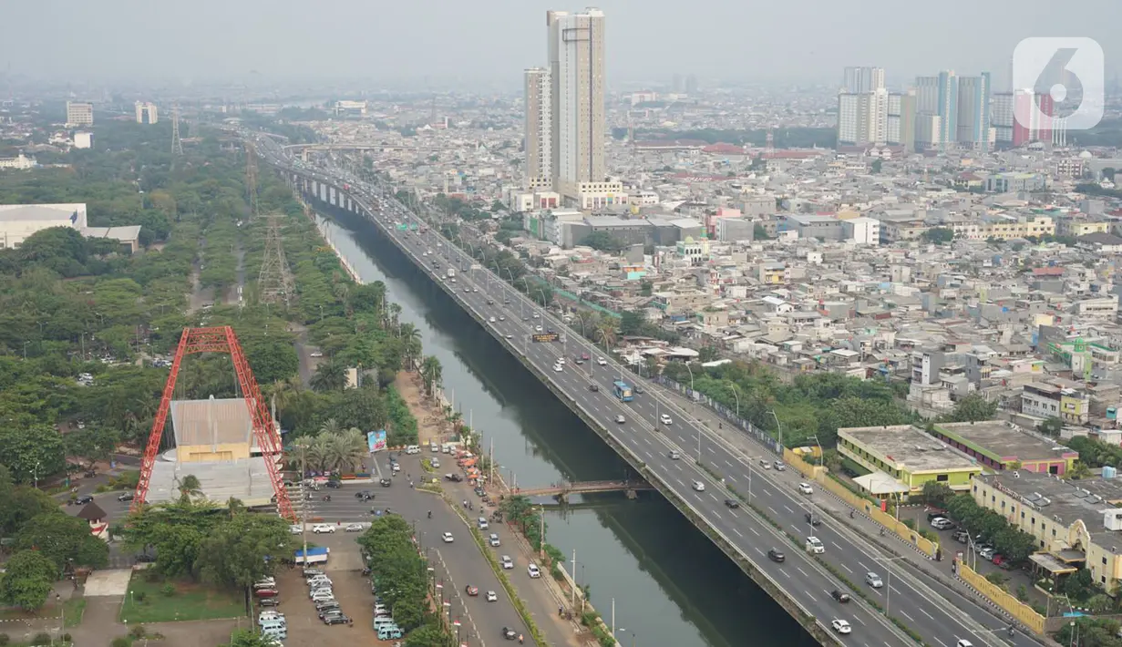 Lansekap gedung bertingkat serta pemukiman penduduk yang tertutup kabut terlihat di kawasan Jakarta, Senin (16/12/2019). Besarnya gas buang kendaraan serta minimnya RTH menyebabkan DKI Jakarta menjadi salah satu kota dengan kualitas udara terburuk di dunia. (Liputan6.com/Immanuel Antonius)