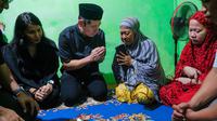 CEO Grab Anthony Tan saat bertemu keluarga Rusdamdiansyah di Makassar, Senin (1/9/2025). (Liputan6.com/ Fauzan Sulaiman)