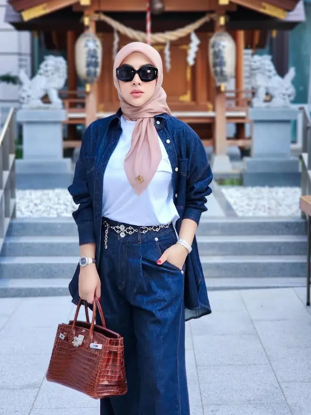 7 Outfit Padu Padan Jeans Ala Syahrini, Inspirasi Tampil Glamor (Foto: Instagram/@princessyahrini)