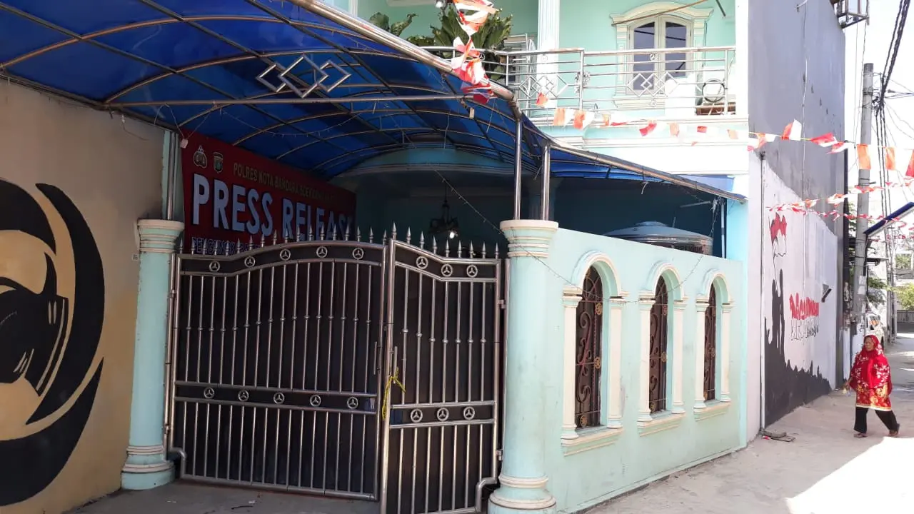 Rumah warga yang dijadikan pabrik pil PCC mengandung narkoba di wilayah Cipondoh, Kota Tangerang. (Liputan6.com/Pramita Tristiawati)