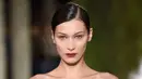 Model Bella Hadid berjalan di atas catwalk mengenakan koleksi terbaru dari Oscar de la Renta dalam New York Fashion Week, AS (12/2). Bella Hadid tampil cantik dengan gaun hitam panjang tanpa lengan. (AFP Photo/Slaven Vlasic)