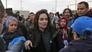 Angelina Jolie sendiri sudah lama berjuang untuk kedamaian Syria. (KHALIL MAZRAAWI / AFP)
