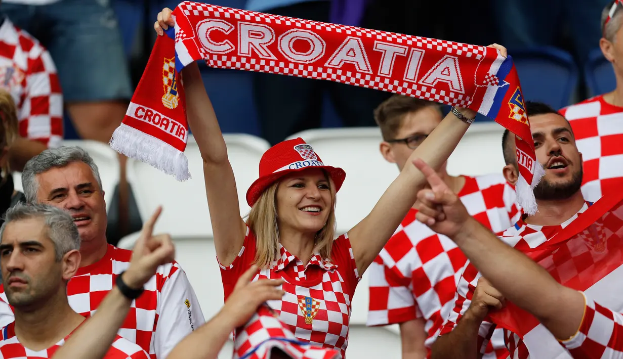 Suporter wanita Timnas Kroasia membentangkan syal sebelum pertandingan melawan timnas Turki  di Kualifikasi  Grup D Euro 2016 di Stadion Parc des Princes, Paris, Prancis, (12/6). (REUTERS / Darren Staples)