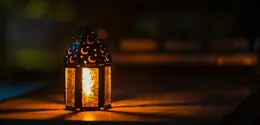 Ilustrasi puasa, Ramadan, Islami. (Photo by Ahmed Aqtai: https://www.pexels.com/photo/photo-of-ramadan-light-on-top-of-table-2233416/)