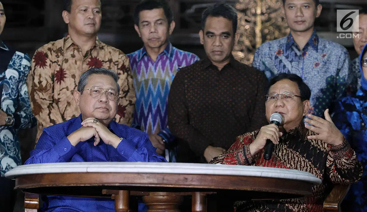 Ketua Umum Partai Demokrat Susilo Bambang Yudhoyono dan Ketum Partai Gerindra Prabowo Subianto ketika jumpa pers di Kediaman SBY di Cikeas, Bogor, Kamis (27/7). Mereka akan terus meningkatkan komunikasi dan kerja sama. (Liputan6.com/Herman Zakharia)
