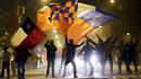 Suporter Cile merayakan kemenangan timnasnya di jalanan kota Santiago, Cile. (Reuters/Ueslei Marcelino)