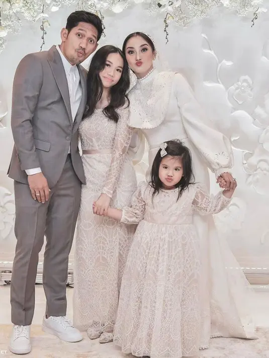 Simple tapi cantik, bisa tiru model busana Cattleya, putri Ririn Ekawati. Dress dengan detail brokat pada outer dan satin pada inner ini memberikan kesan feminin dan manis. (Instagram/ririnekawati).