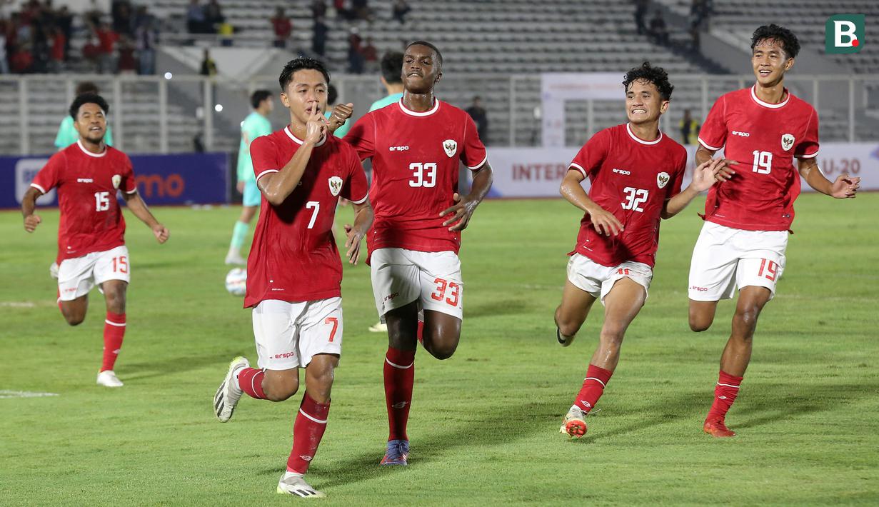 Pemain Timnas Indonesia, Figo Dennis melakukan selebrasi setelah mencetak gol melalui tendangan penalti pada laga persahabatan melawan Timnas China U-20 di Stadion Madya, Senayan, Jakarta, Jumat (22/03/2024). (Bola.com/Abdul Aziz)