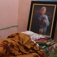 Suasana duka tampak di salah satu gang kecil di daerah bernama Tangkiwood, Jakarta Barat. Jenazah Laila Sari pun terkujur lemah di salah satu sudut rumah sederhana pada Selasa, 21 November 2017 pagi hari. (Adrian Putra/Bintang.com)