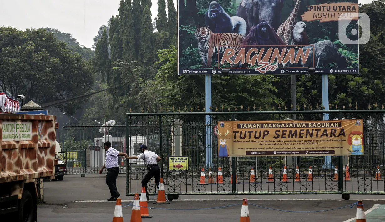 Petugas keamanan berjaga di Taman Margasatwa Ragunan, Jakarta, Sabtu (26/6/2021). Taman Margasatwa Ragunan tutup sementara menyusul Pemberlakuan Pembatasan Kegiatan Masyarakat (PPKM) Mikro terkait melonjaknya kasus COVID-19 di Jakarta. (Liputan6.com/Johan Tallo)