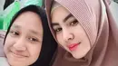 Putri kandung Habib Usman bin Yahya ini memang tumbuh besar menjadi perempuan yang cantik. Tak hanya cantik Syarifah juga sholelah. Bahkan kini Syarifah menuntu ilmu di negara yang cukup jauh dari Indonesia, Yaman. (Liputan6.com/IG/kartikaputriworld)