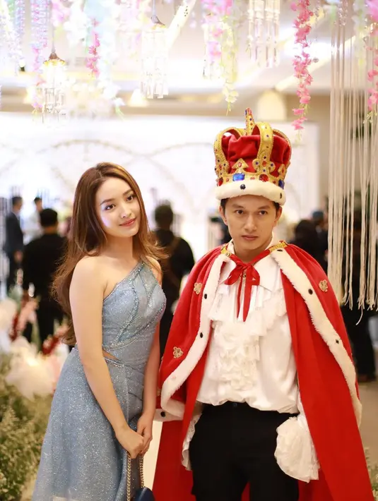 Acara tersebut dihadiri sejumlah sahabat Ricis dan Wilona. Mereka juga bermain kostum unik. [Instagram @natashawilona12]