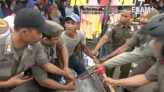 Razia Pedagang Kaki Lima (PKL) di kawasan Tanah Abang, mendapat perlawanan keras dari PKL. salah seorang PKL mengamuk saat dagangannya akan disita