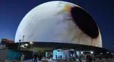 Bola LED menyala saat grand opening Sphere di Las Vegas, Nevada, Amerika Serikat, Jumat (29/9/2023). Sphere, bangunan bola LED terbesar di dunia, resmi dibuka pada 29 September 2023. (Ethan Miller/Getty Images/AFP)