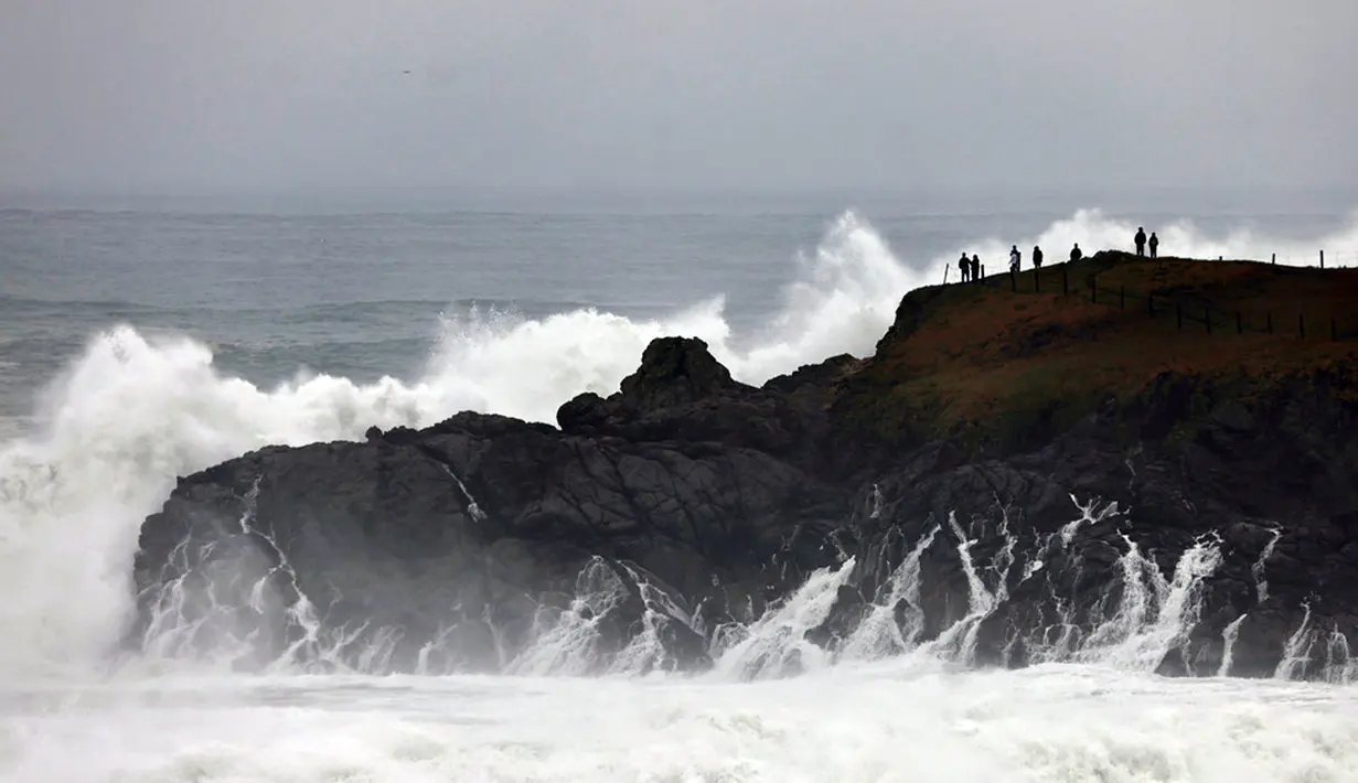 Badan Cuaca Nasional AS memperingatkan akan adanya gelombang air laut yang melonjak dan menyapu pantai dan berpotensi merusak jalan raya dan infrastruktur pesisir. (Kent Porter/The Press Democrat via AP)