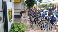 Seratusan aliansi mahasiswa Lampung menggelar unjuk rasa di depan DPRD Lampung. Foto : (Liputan6.com/Ardi).