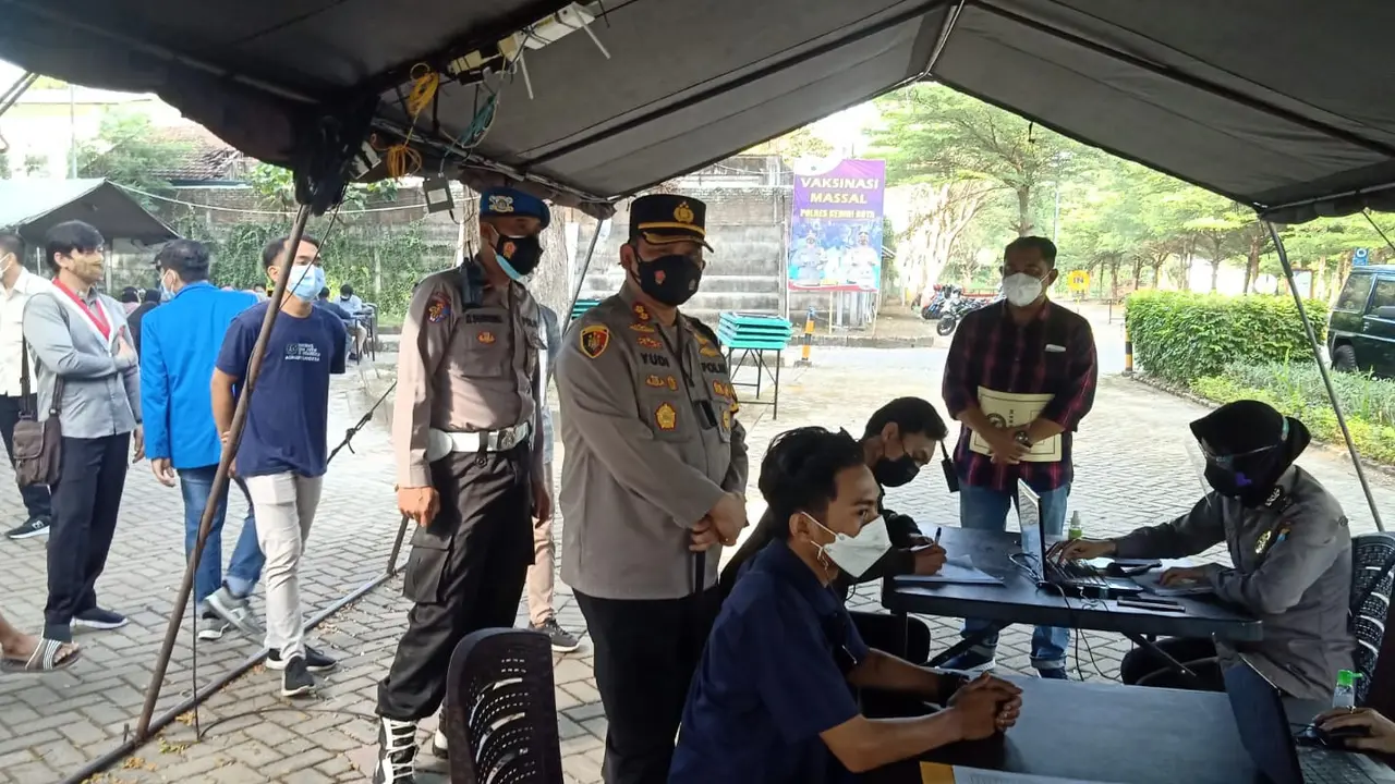 Vaksinasi goes to campus di kediri. (Dian Kurniawan/Liputan6.com)