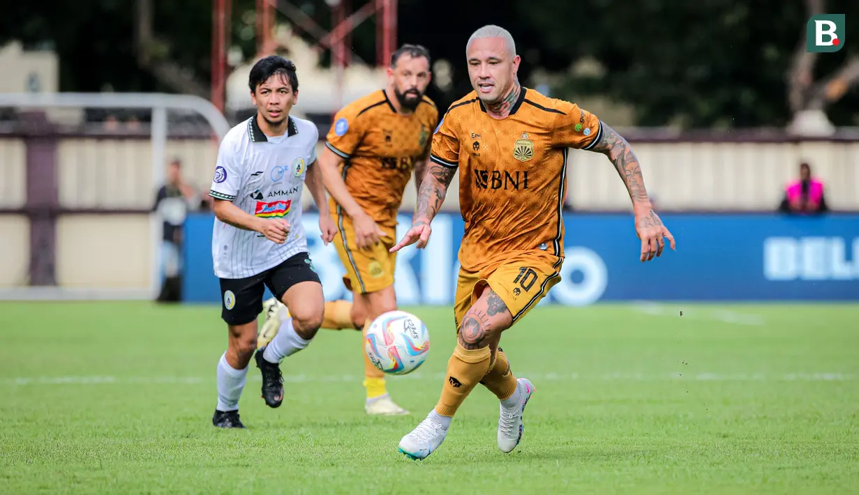 <p>Pemain Bhayangkara FC, Radja Nainggolan menguasai bola saat menghadapi PSS Sleman pada laga pekan ke-25 BRI Liga 1 2023/2024 di Stadion PTIK, Jakarta Selatan, Kamis (22/2/2024). (Bola.com/Bagaskara Lazuardi)</p>