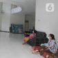 Aktivitas warga positif Covid-19 tanpa gejala yang menjalani isolasi mandiri di sebuah rumah mewah di Jalan MPR 1, Cilandak, Jakarta, Rabu (7/7/2021). Mereka yang menjalani isolasi mandiri di rumah mewah itu mendapatkan bantuan kebutuhan sehari-hari dari warga sekitar. (merdeka.com/Arie Basuki)