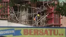 Pekerja beraktivitas di proyek pembangunan rumah susun terintegrasi dengan sarana transportasi atau  Transit Oriented Development (TOD) di Tanjung Barat, Jakarta, Sabtu (11/5/2019). Pembangunan rusun TOD Stasiun Tanjung Barat itu ditargetkan rampung pada 2021 mendatang. (Liputan6.com/Angga Yuniar)