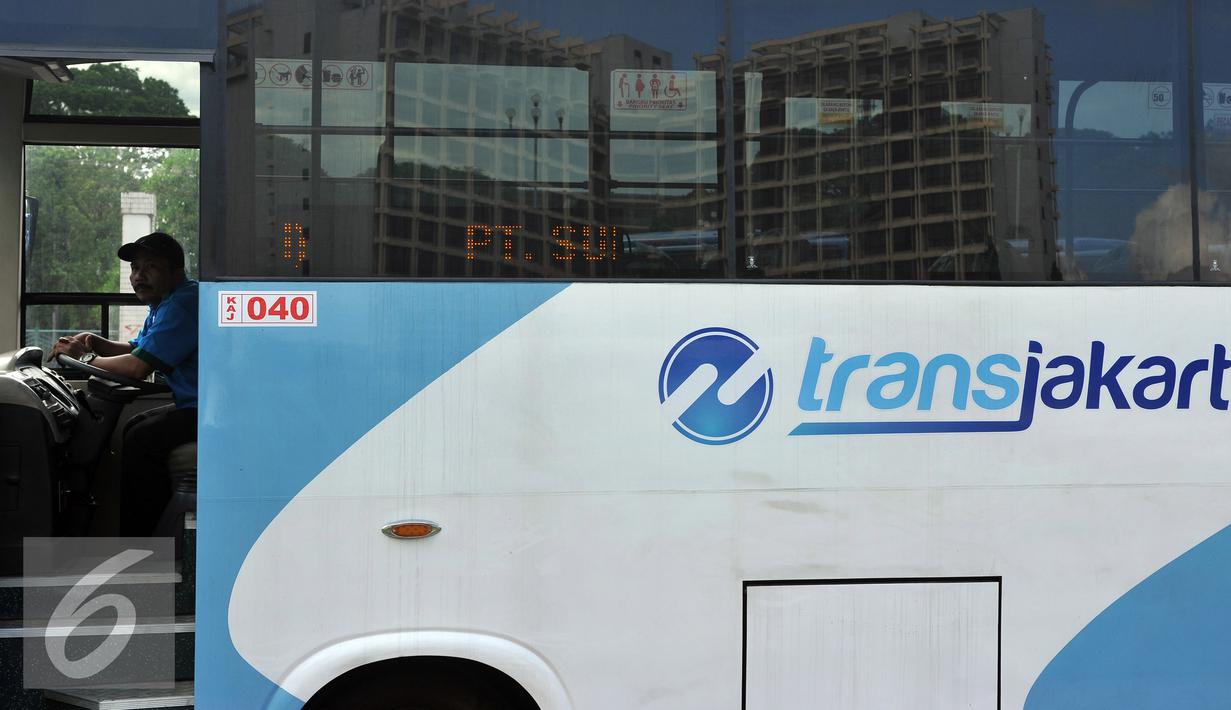 Supir Kopaja terintegrasi Transjakarta terparkir di Parkir Timur Senayan, Jakarta, Selasa (22/12). Saat ini terdapat 320 bus tampilan baru Kopaja AC yang akan beroperasi di rute-rute yang terintegrasi.  (Liputan6.com/Johan Tallo)