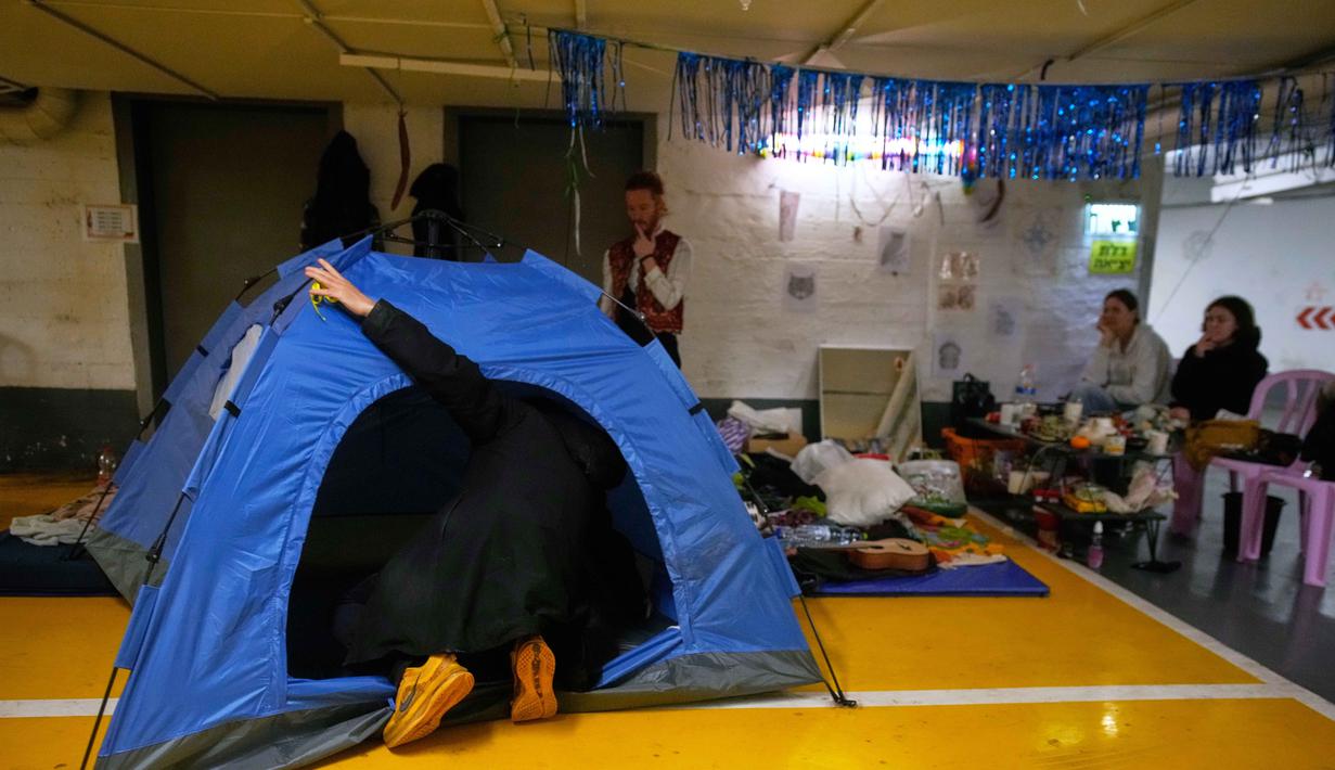 Kesepakatan ini mengakhiri rangkaian serangan balasan yang telah berlangsung selama lebih dari satu bulan di kawasan tersebut. Tampak dalam foto, warga membongkar tenda mereka di tempat perlindungan bawah tanah tempat mereka tinggal selama perang dengan Iran, setelah pengumuman gencatan senjata selama dua minggu, di Tel Aviv, Israel, Rabu 8 April 2026. (AP Photo/Ohad Zwigenberg)