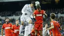 Bek Real Madrid, Varane, duel udara dengan pemain Real Sociedad, Xabi Prieto, pada laga La Liga di Stadion Santiago Bernabeu, Sabtu (10/2/2018). Real Madrid menang 5-2 atas Real Sociedad. (AP/Francisco Seco)