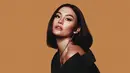 Penampilan feminin Agnez Mo ini pernah sangat menarik perhatian. Dengan oversized t-shirt hitam yang dikenakan sehingga memperlihatkan bagian pundak dan pahanya, Agnez Mo terlihat luar biasa memakai bold makeup dan rambut bob sebahu yang lurus. Foto: Instagram.