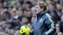 Kenny Dalglish manajer yang juga merupakan legenda Liverpool mencatatkan prestasi besar dengan membawa Blackburn Rovers meraih gelar Premier League pada usia 44 tahun dan 71 hari. Gelar juara musim 1994-1995 itu diraih dengan kemenangan tipis, hanya unggul satu poin dari Manchester United. (AFP/Paul Ellis)