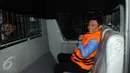 Ketua DPRD Muba Riamon Iskandar saat berada didalam mobil tahanan usai di tahan oleh komisi Pemberantasan Korupsi, Selasa (15/12). Ia terkait Persetujuan Laporan Keterangan Pertanggung jawaban 2014 dan Pengesahan APBD 2015. (Liputan6.com/Helmi Afandi)