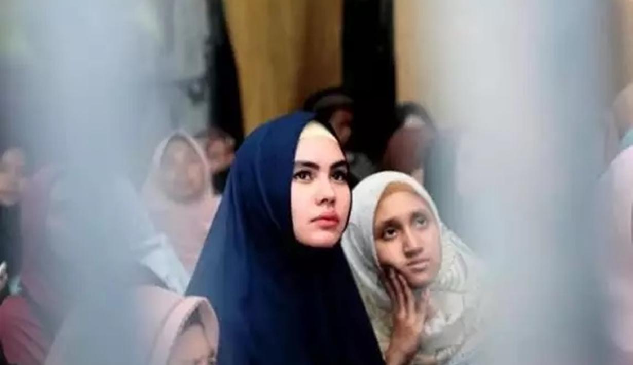 Sebagai seorang ibu, Kartika Putri selalu mencurahkan segala rasa sayangnya untuk Syarifah. Syarifah pun sangat senang dengan cinta kasih Kartika Putri. Tak heran jika kebersamaan keduanya ini selalu terlihat harmonis. (Liputan6.com/IG/kartikaputriworld)