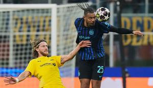 Di babak kedua, I Nerazzurri masih mempertahankan tempo permainannya. Tampak dalam foto, pemain Inter Milan, Manuel Akanji (kanan) berebut bola dengan Kasper Hogh dari Bodo/Glimt selama pertandingan babak playoff Liga Champions 2025-2026 di stadion San Siro, Italia, Selasa 24 Februari 2026 waktu setempat atau Rabu (25/2/2026) dini hari WIB. (AP Photo/Luca Bruno)