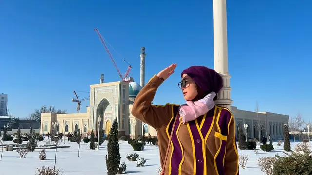 5 Gaya Hijab Desy Ratnasari di Sederet Momen, Menambah Elegan Penampilan (credit: instagram/desyratnasariterdepan).