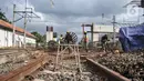 Aktivitas pekerja saat menyelesaikan pembangunan Stasiun Manggarai, Jakarta, Rabu (22/2/2023). Stasiun Manggarai akan dibangun menjadi 3 lantai. Lantai dasar berupa jalur rel dan peron, lantai dua difungsikan sebagai concourse atau tempat bertemu dan lalu lalang orang dalam stasiun, dan lantai 3 berupa jalur rel layang dan peron. (merdeka.com/Iqbal S Nugroho)