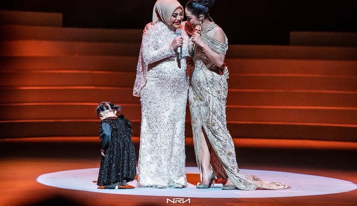 Di sisi kirinya, Aurel Hermansyah mengenakan cape dress berhiaskan payet dari Julianto Official. [Instagram/aurelie.hermansyah]
