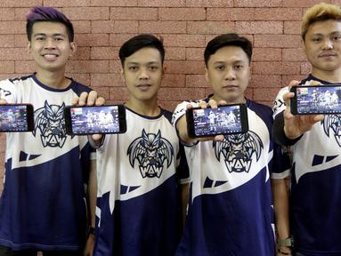 Tim e-Sports, WAW divisi PUBG, foto bersama saat mengunjungi Kantor KLY di Jakarta, Kamis (21/2). Dalam kunjungan itu tim milik Youtuber Reza Arap tersebut berbagi tips dan triks dalam bermain PUBG. (Bola.com/M. Iqbal Ichsan)