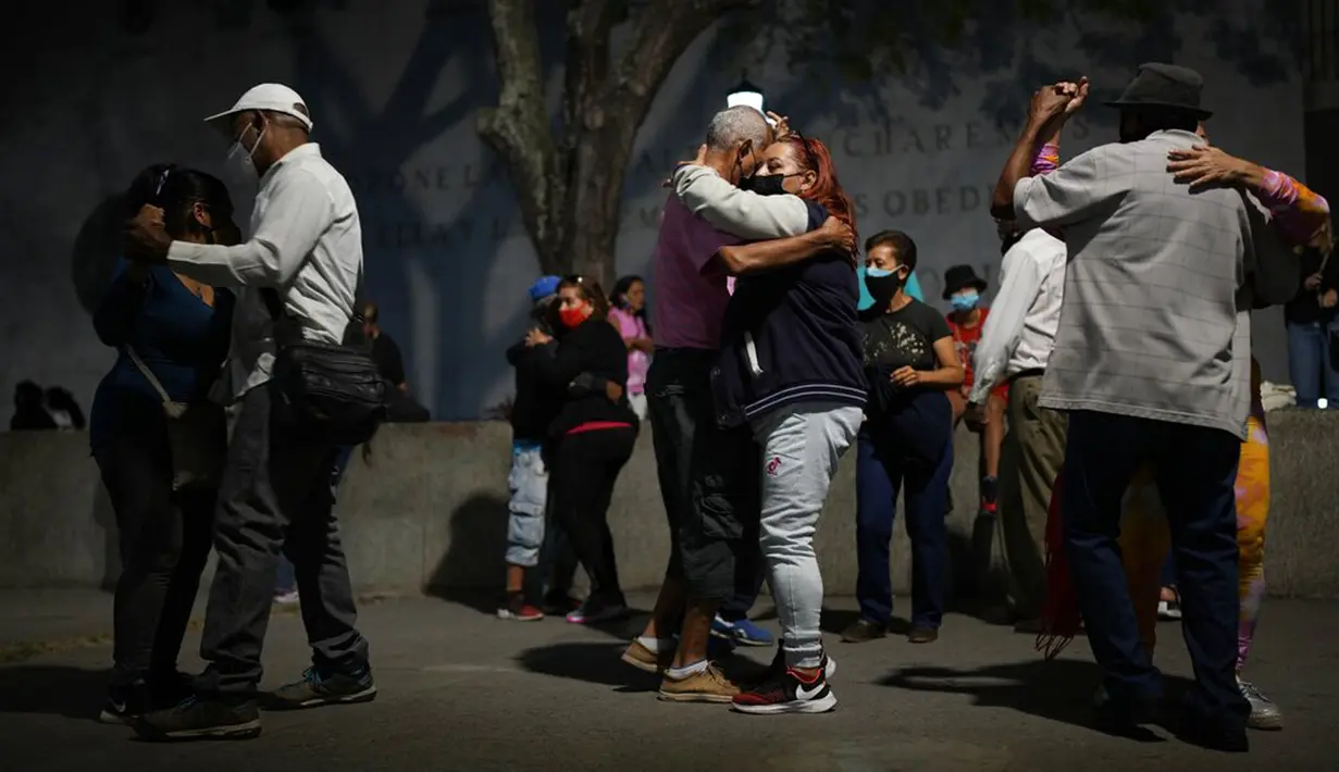 Sekelompok orang menari mengikuti musik salsa di sebuah alun-alun di pusat Kota Caracas, Venezuela, 5 Februari 2022. (AP Photo/Ariana Cubillos)