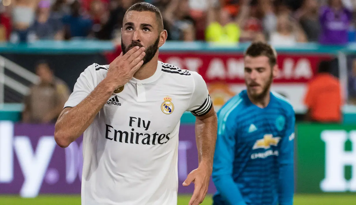 Striker Real Madrid, Karim Benzema berselebrasi usai mencetak gol ke gawang Manchester United pada pertandingan ICC 2018 di Miami Gardens, Fla (31/7). MU menang tipis 2-1 atas Madrid. (AFP Photo/Rob Foldy)