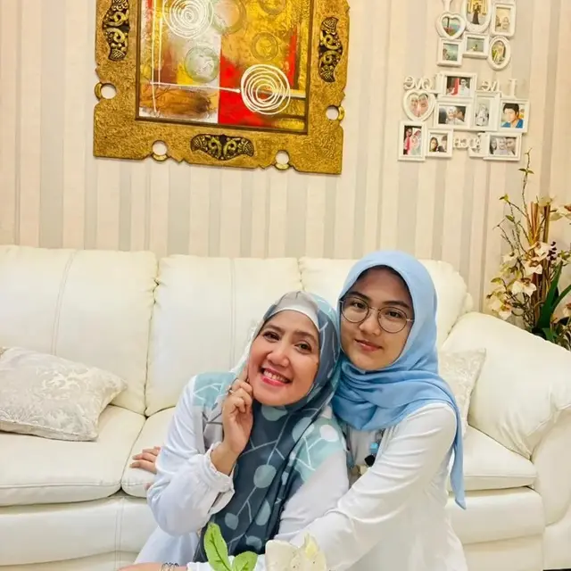 6 Potret Kebersamaan Pedangdut Wanita Bareng Putrinya, Curi Perhatian