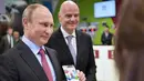 Presiden Rusia, Vladimir Putin memperlihatkan FAN ID untuk Piala Dunia FIFA 2018 di saksikan Presiden FIFA, Gianni Infantino di Sochi, Kamis (3/5). (Alexey NIKOLSKY/SPUTNIK/AFP)