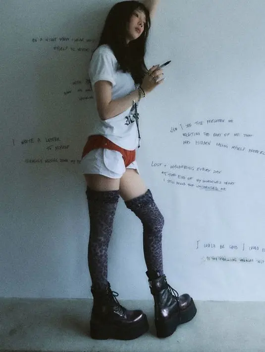 Taeyeon memilih tampil dengan t shirt oversize putih dengan gambar di bagian depan. Ia pun tampil berani memadukannya dengan mengenakan underwear merah di luar tshirtnya tersebut. [@taeyeon_ss]