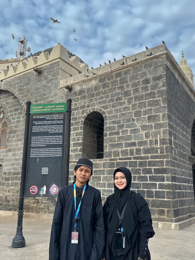 7 Momen Fajar Sadboy Umrah Bareng Manajer, Disebut Semakin Populer