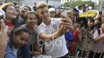 Gelandang Timnas Thailand, Charyl Chappuis dengan ramahnya melayani para fans yang meminta tanda tangannya