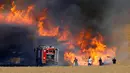 Kondisi ladang gandum dekat Kibbutz of Mefallesim yang terbakar di perbatasan Jalur Gaza (15/5). Tindak pertahanan militer Israel di Jalur Gaza menewaskan setidaknya 55 orang. (AFP/Jack Guez)