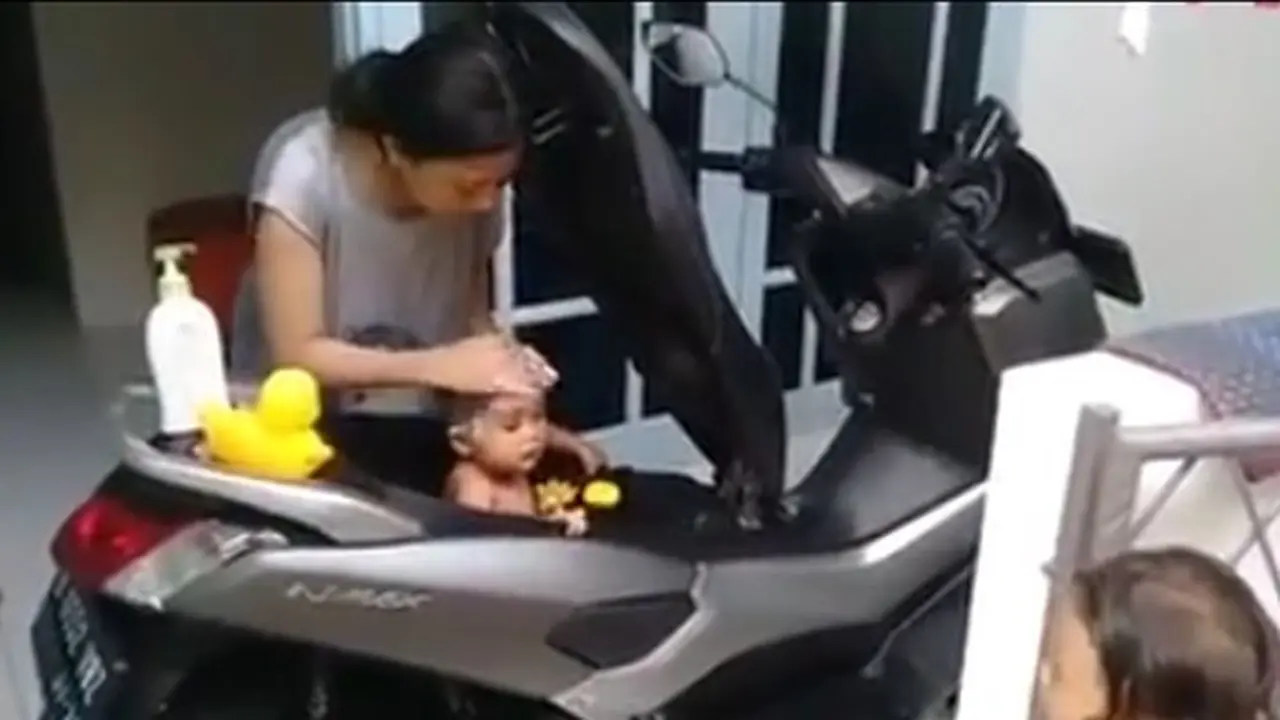 Emak-emak mandiin anaknya di bagasi Yamaha NMax.