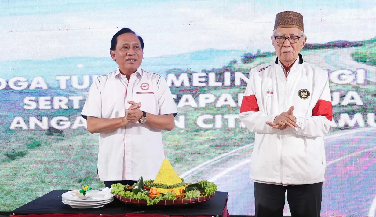 Bertempat di Gedung Serbaguna Padepokan Voli Sentul, Bogor, Jawa Barat, pada Kamis (26/2/2026) sore hari WIB, acara syukuran peringatan digelar secara sederhana penuh makna. Tampak dalam foto, Ketua Umum Persatuan Bola Voli Seluruh Indonesia (PBVSI), Imam Sudjarwo (kiri) saat menghadiri syukuran peringatan Hari Ulang Tahun (HUT) PBVSI ke-71 di Gedung Serbaguna Padepokan Voli Sentul, Bogor, Jawa Barat, pada Kamis (26/2/2026) sore hari WIB. (Bola.com/Abdul Aziz)