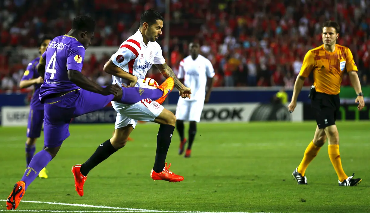 Gelandang Sevilla, Machin Vitolo (tengah) berusaha melewati bek Fiorentina Micah Richards pada leg pertama semifinal Europa League di Stadion Ramon Sanchez, Kamis (7/5/2015). Sevilla menang 3-0 atas Fiorentina. (REUTERS/Marcelo del Pozo)