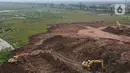 Pantauan udara menunjukkan pekerja dibantu alat berat menyiapkan lahan untuk lokasi pemakaman khusus Covid-19 di Rorotan, Jakarta Utara, Kamis (3/6/2021). Sejak mulai dibuka pada akhir Maret lalu, TPU ini diutamakan melayani pemakaman bagi jenazah Covid-19 yang ber-KTP DKI. (merdeka.com/Imam Buhori)